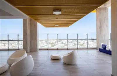 a large room with white chairs and a large window at Acogedor Loft con ubicación céntrica en Lima in San Antonio