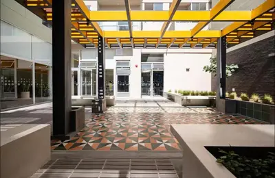 an empty lobby of a building with a yellow ceiling at Acogedor Loft con ubicación céntrica en Lima in San Antonio