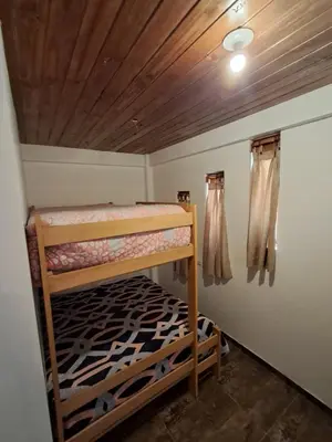 a bunk bed in a room with a wooden ceiling at BellaVista 2 habitaciones con balcón in Oxapampa