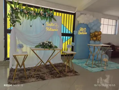a room with a table with a sign and flowers at Chepe de mi Corazon in Abancay