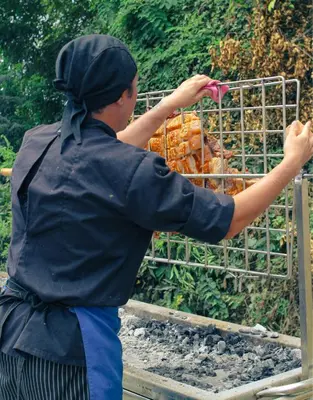 a man is feeding carrots from a cage at Mandarhemia Club in Huaral