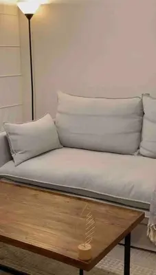 a couch with pillows on top of a wooden table at CASA DUNE Acogedora casa a 7 minutos Huacachina in Ica