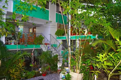 a building with a bunch of plants in front of it at Cómodo alojamiento con jardín y baño privado-Echarati