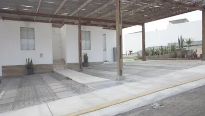 an empty patio with a large white building at Condominio Maradentro - Casas de playa en exclusivo balneareo de chepeconde in Los Leones