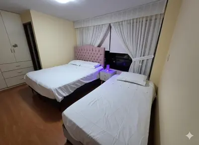 a bedroom with two beds and a window at Completo, Moderno y Confortable Departamento in Lima