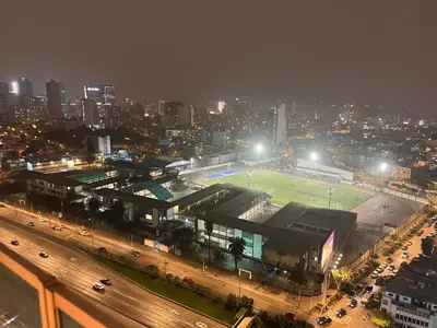 a city at night with a soccer field in front of a building at Tempo Moderno Departamento in San Antonio
