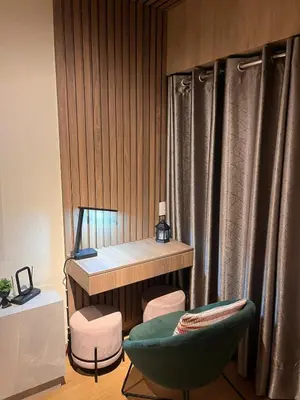 a room with a desk and a green chair at Tempo Moderno Departamento in San Antonio