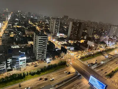 a view of a city at night with traffic at Tempo Moderno Departamento in San Antonio