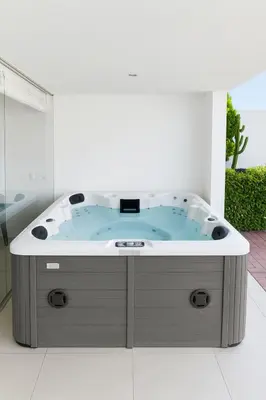 a jacuzzi tub in the middle of a room at Departamento con Jacuzzi privado y acceso directo al mar in Asia