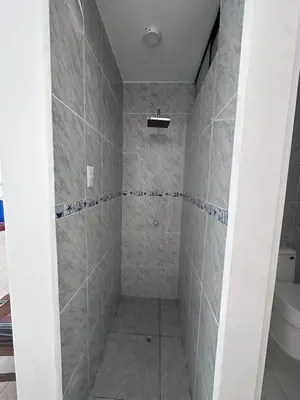 a bathroom with a tiled shower with a toilet at Casa con Piscina privada y a pasos de la playa in Lurín