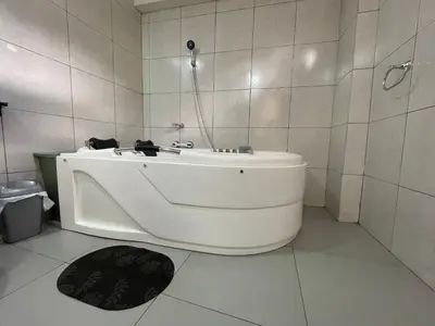 a white bath tub in a bathroom with a shower at Habitación matrimonial con jacuzzi in Huayllabamba
