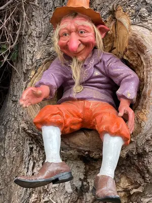 a statue of a woman sitting in a tree at Habitación matrimonial con jacuzzi in Huayllabamba
