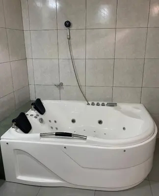 a white bath tub in a bathroom with a shower at Habitación matrimonial con jacuzzi in Huayllabamba