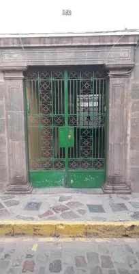 a green door with a metal gate on a building at Mica&Tory in Cusco