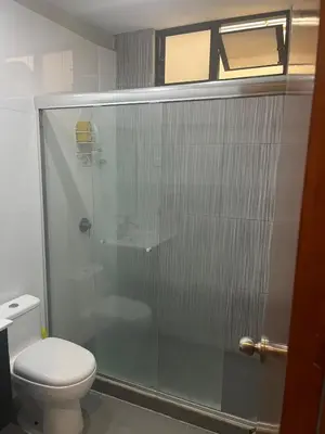 a bathroom with a glass shower with a toilet at Casita en Ica Villa Periodista cerca a Huacachina in Ica