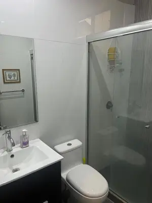 a bathroom with a shower and a toilet and a sink at Casita en Ica Villa Periodista cerca a Huacachina in Ica
