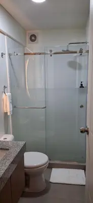 a bathroom with a glass shower with a toilet at Acogedor departamento 1 dormitorio in Lima