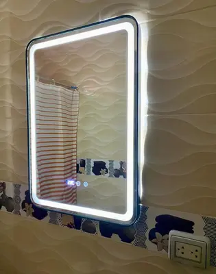 a mirror on a wall in a bathroom at Hotel Naciones Unidas in Lima