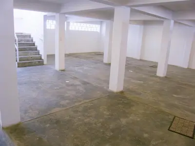 an empty room with concrete floors and white columns at Departamento con salida a la playa Punta Rocas 202 in Punta Negra