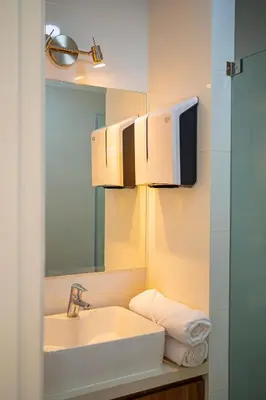 a bathroom with a sink and a mirror at Duplex Moderno y Espacioso en Miraflores in Lima