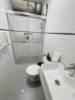a bathroom with a shower and a toilet and a sink at Apartamento moderno a 5 minutos de Plaza Norte in Lima