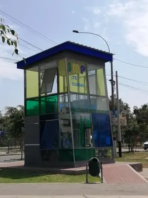 a small building in the middle of a street at Apartamento moderno a 5 minutos de Plaza Norte in Lima