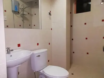 a bathroom with a white toilet and a sink at Departamento turístico Rosaelena b&b 9 personas in Cusco