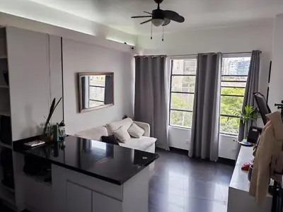 a living room with a couch and a ceiling fan at PintoHome in Lima