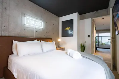 a bedroom with a large white bed in a room at MMXX Apartments by Vibrant in Lima