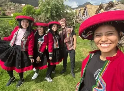 a group of girls dressed up in traditional clothing at Cabañas lago piuray in Chinchero