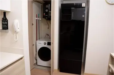a bathroom with a washing machine and a washer and dryer at Art&U Apartments by Vibrant in Lima
