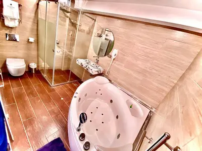 a bathroom with a bath tub and a mirror at Hotel BlueThree Chancay in Chancay
