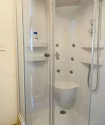 a bathroom with a shower and a toilet at Habitación Acogedora con Baño Privado y Entrada Propia en Miraflores in Lima