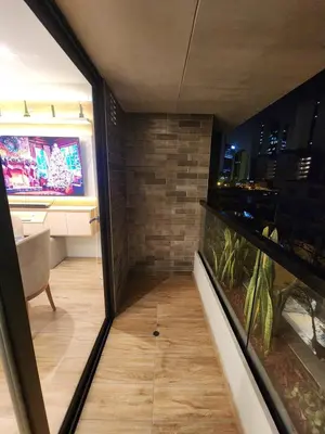 a room with a fish tank in a room at Elegante Departamento de Estreno en Centro Financiero in Lima