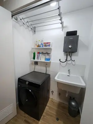 a laundry room with a washing machine and a sink at Elegante Departamento de Estreno en Centro Financiero in Lima