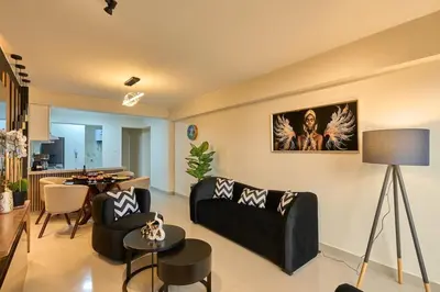 a living room with a couch and a table at Apartamento moderno cerca del Parque Wallenberg in Lima