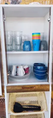 a cupboard with plates and bowls and other dishes at Casa rústica in Ica