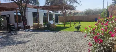 a house with a garden with pink flowers at Casa rústica in Ica