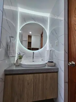 a bathroom with a sink and a mirror at Apartamento renovado en Miraflores in Lima