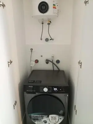 a small room with a microwave and a television at Edificio The sight Barranco vista al mar in Lima