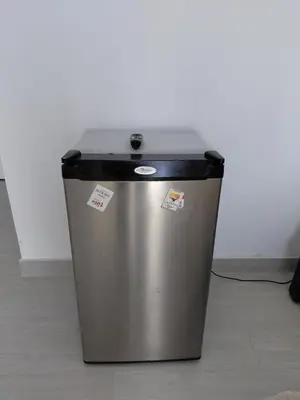 a metal trash can sitting on a floor at Habitacion Matrimonial con Baño Privado Entrada Independiente in Ica