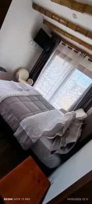 a bedroom with a bed and a window at Hospedaje Vientos in Paracas