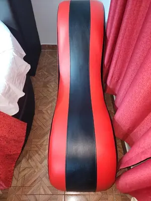 a red black and white vase sitting on the floor at Hostal Paris 3 Visita Lima con excelente ubicación, wifi gratis y vistas en in Lima