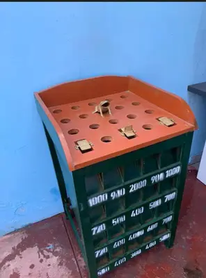 a green and orange chair sitting in a room at Encanto azul Jardín, Parrilla y juegos in Santa Rosa