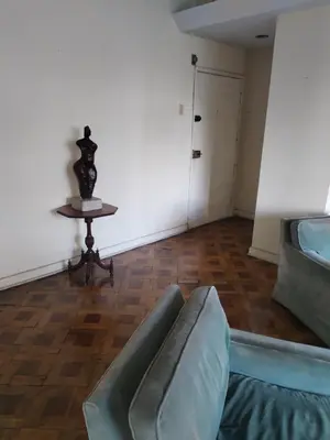 a living room with a couch and a table at Amplio Departamento 2 dormitorios in Lima