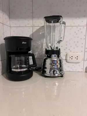 a blender sitting on a counter next to a coffee maker at Misi House Hostal in Lima