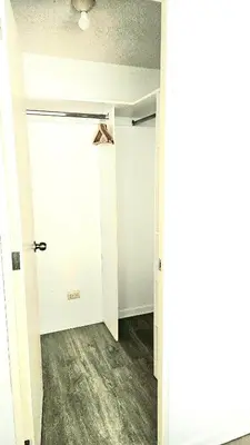 an empty room with a door leading to a closet at Ocean Sunset vista al mar, piscina y balcón in Lima