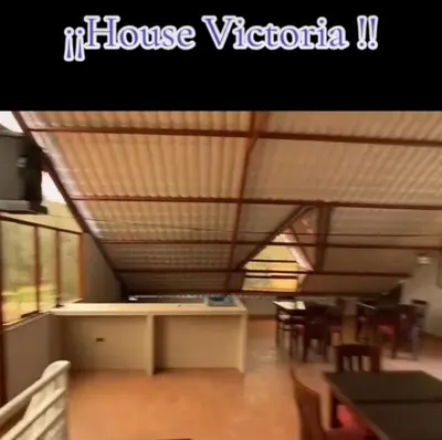 a room with a ceiling with a table and chairs at VICTORIA HOUSE - Huancayo - Hualhuas in Hualhuas