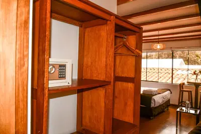 a room with a bunk bed and a microwave at Hotel Boutique MIRANDO AL SOL in Ollantaytambo