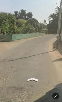 a white arrow on the side of a road at Casa Conuca in Ica